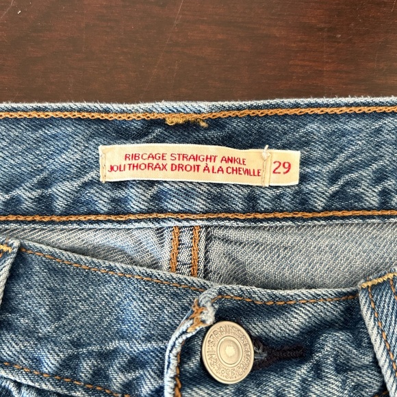 Levi's high rise rib cage Jean. Ankle cut straight leg with distressing. Size 29 - Picture 5 of 5